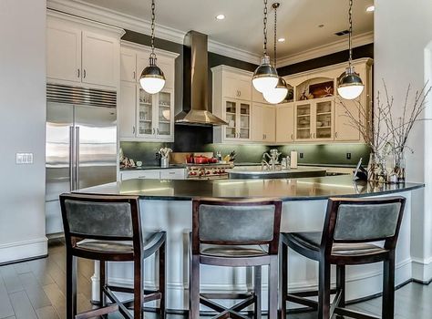 Transitional kitchen with curved peninsula and black granite counter Kitchen Peninsula With Seating, Kitchen Peninsula Ideas, Peninsula Kitchen Ideas, Peninsula Ideas, Transitional Design Living Room, Peninsula Kitchen Design, Peninsula Kitchen, Transitional Coffee Table, Curved Kitchen