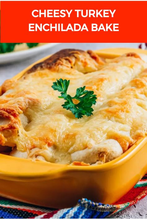 Cheesy Turkey Enchilada Bake Turkey Mexican Recipes, Cheesy Turkey, Turkey Mince Recipes, Traditional Turkey, Turkey Enchiladas, Enchilada Bake, Authentic Mexican Food, Super Easy Dinner, Cornbread Casserole