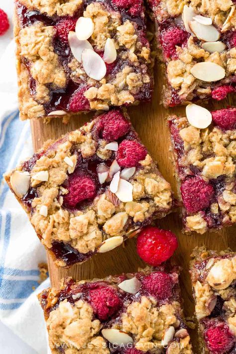 Homemade raspberry breakfast bars are a healthy way to fuel your day! These vegan-friendly baked bars are filled with fresh raspberries, jam, and oats. #breakfast #breakfastbars #vegan #raspberry Raspberry Breakfast Bars, Raspberry Recipes Healthy, Baked Bars, Raspberry Breakfast, Breakfast Bars Recipe, Fruit Slices, Clean Eating Breakfast, Oats Breakfast, Fresh Raspberries