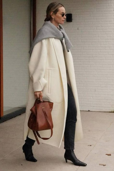 White Coat Outfit, Corporate Girly, Nyc Fits, Minimalism Style, Ootd Inspo, Winter Chic, Brown Bag, White Coat, Fashion People