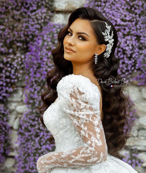 Latina Bride Hairstyles, Bridal Hair Down With Veil Loose Curls, Bride Black Hair, Naturally Curly Bridal Hair, Bride Updo Hairstyles, Long Curly Wedding Hair, Big Curls For Long Hair, Hair Design For Wedding, Glamorous Wedding Hair