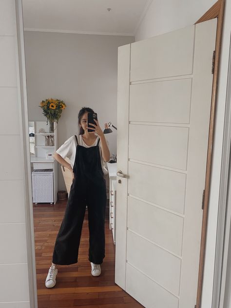 Black Linen Dungarees Outfit, Black Cloth Overalls Outfit, Black Linen Overalls Outfit, Cloth Overalls Outfit, Linen Overalls Outfit, Black Overalls Outfit, Black Dungaree, Dungaree Outfit, Uni Fashion