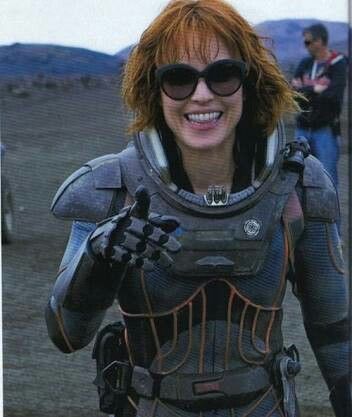 Elizabeth Shaw smile Noomi Rapace Prometheus, Prometheus Alien, Alien Origin, Elizabeth Shaw, Space Armor, Listen To Reading, Noomi Rapace, Aliens Movie, Sci Fi Films