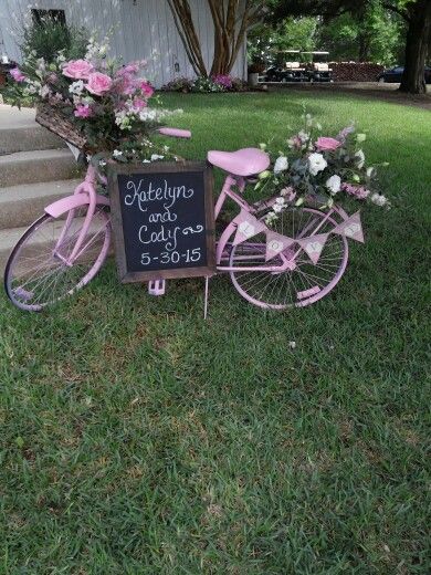 Bicycle Floral Arrangement, Decorated Bikes With Flowers, Decorated Bicycles Ideas, Decorated Bicycle, Bike With Flowers, Bicycle Decoration, Flower Bicycle, Bicycle Flowers, Wedding Flower Decor