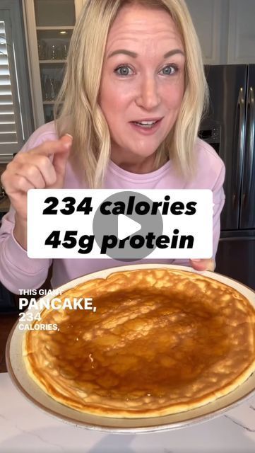 The calorie deficit queen - Kacy Allensworth on Instagram: "This has been a go to high protein breakfast for years. ✅ pancake craving satisfied! ✅ Protein goal - easy when you start with 45 grams! ✅ Only 3 ingredients- easy peasy!  This is just one example of the low calorie recipes in my Ultimate Collection Cookbook.   ✅ Over 120 low cal recipes  ✅ Macros included with every recipe  ✅ Breakfasts, lunches, dinners, desserts and more   This cookbook was designed to take the guess work out of low calorie eating, keep you in a calorie deficit and keep you feeling satisfied!   You can find it at thecaloriedeficitqueen.com  Or by clicking the link in my profile   AND- if you want a discount on any @sweatethic products use code 4Mfit 😀  185g egg whites 1 scoop (34g) protein powder (use code 4mf Easy Low Carb High Protein Dinner, Easy Protein Lunches, Low Calorie Eating, Low Cal High Protein Recipes, High Protein Low Calorie Breakfast, Low Calorie High Protein Breakfast, Low Calorie Breakfast Recipes, Lite Snacks, Easy High Protein Breakfast