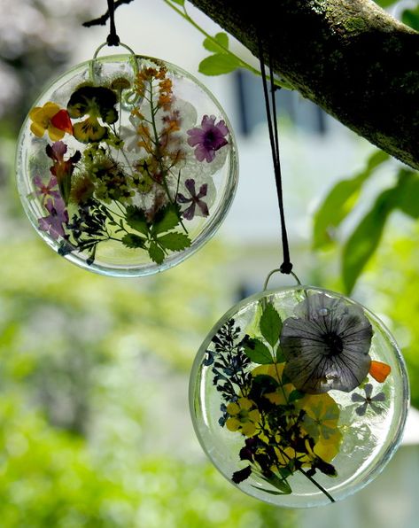 Preserving Flowers In Resin - Happy Family Art Diy Resin Flowers, Resin Idea, Preserving Flowers, Preserve Flowers, Seni Resin, Drying Flowers, Flowers In Resin, Flowers Resin, Pressed Flower Crafts