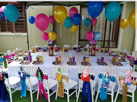 Sing party Sing 1st Birthday Party Ideas, Sing Two Birthday Party, Sing Party Favors, Sing 2 Party Decorations, Sing Party Ideas, Sing Movie Birthday Party, Sing 2 Party Ideas, Sing 2 Birthday Party Food, Sing Birthday Theme