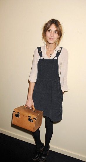 Before the Alexa was conceived, Chung took to carrying all quirky manners of vintage 'box-bags' around town. It proved to be the perfect companion to her pinafore dress. 아따 가방 무겁겄다. 소꿉장난 하러 가시나요. 알렉사니깐 용서가 된다. 빈티지 마성녀 Alexa Chung Style, Denim Pinafore Dress, Denim Pinafore, Casual Outfit Inspiration, Pinafore Dress, Style Crush, Alexa Chung, Mode Inspo, Dress Outfit