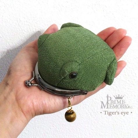 Frog Purse, Frog Things, Frog And Toad, Cute Frogs, Kawaii Clothes, Mode Inspiration, 귀여운 동물, Art Clothes, Cool Items