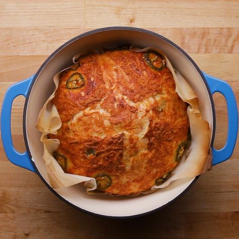 Dutch-Oven Jalapeño Cheddar Bread Recipe by Tasty Cheddar Bread Recipe, Jalapeño Bread, Cheddar Bread, Dutch Oven Bread, Queso Cheddar, Jalapeno Cheddar, Dutch Oven Recipes, God Mat, Oven Recipes