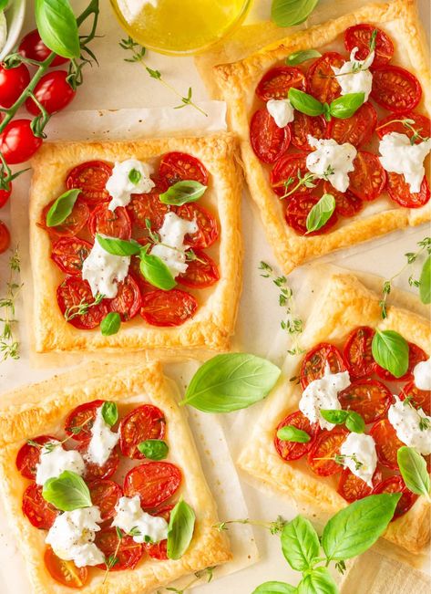 These caprese puff pastry tarts are the ultimate summer appetizer. Made with simple ingredients and ready in less than 30 minutes! Caprese Puff Pastry, Parmesan Cookies, Happy Hour Snacks, Puff Pastry Recipes Appetizers, Puff Pastry Tarts, Sliced Tomatoes, Puff Pastry Appetizers, Pastry Appetizer, Pastry Cook