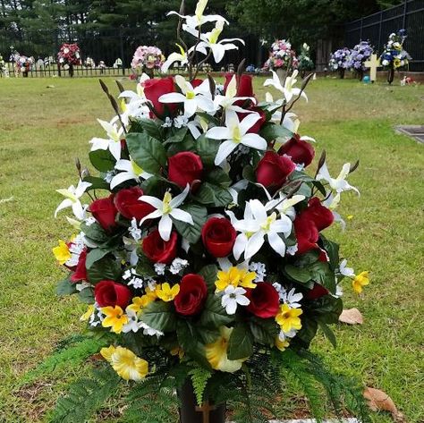 Diy Cemetery, Memorial Crafts, Memorial Christmas Tree, Cemetary Decorations, Cemetery Arrangements, Casket Flowers, Gravesite Decorations, Cemetery Vases, Diy Floral Decor