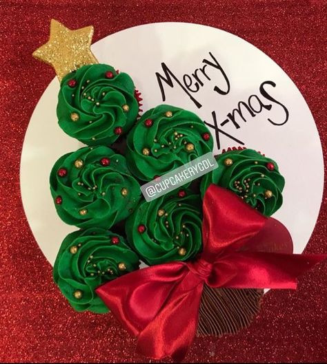 Christmas Tree Cupcake Cake, Christmas Dessert Menu, Birthday Cake For Women Simple, Christmas Themed Cake, Pull Apart Cupcake Cake, Candy Birthday Cakes, Fall Cupcakes, Pull Apart Cupcakes, Christmas Cake Designs