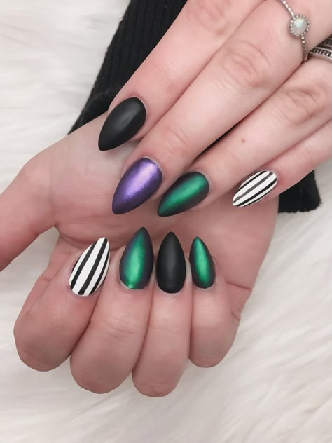 Emerald Halloween Nails, Short Almond Acrylic Nails Goth, Emerald Green Halloween Nails, Spooky Green Nails, Short Gothic Almond Nails, Green Halloween Nails Acrylic, Dark Green Halloween Nails, Almond Shape Halloween Nails, Green Spooky Nails