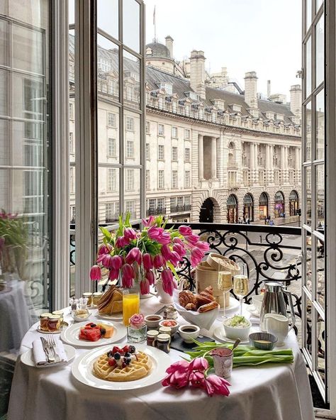 VISIT LONDON on Instagram: “[📸@bei.bei.wei] Breakfast with a view like no other 😍 Tag who you would want to share this experience with below👇” Cafe Royal, Hill Interiors, Visit London, Beautiful Places To Travel, Travel And Leisure, Stay Safe, Luxury Travel, Afternoon Tea, Weight Watchers