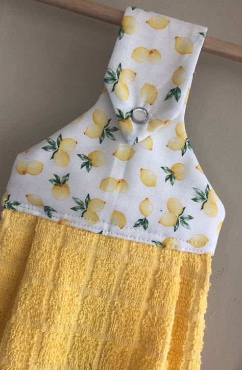 Lemon Hanging Kitchen Towel. Perfect for the summer. Save on paper towels. Towel attaches by snap to any cabinet pull or your stove or refrigerator handle. Machine washable. Add the matching grocery bag holder and Unsponges for the perfect set. Dish Towel Crafts, Kitchen Towels Crafts, Kitchen Towels Hanging, Fruit Kitchen, Hanging Kitchen Towel, Diy Sewing Gifts, Towel Dress, Diy Towels, Sewing Machine Projects