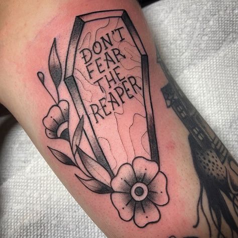 By @laurencaldwelltattoo Coffin Tattoo, Cute Halloween Tattoos, Brand New Tattoos, Goth Tattoo, Spooky Tattoos, Tattoo Illustration, 1 Tattoo, Band Tattoo, Spooky Designs