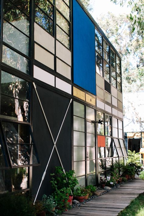 Orange blue and gold foil! PAINTING THE PALETTE: How the Eames House got its Color | Eames Foundation Case Study House No. 8, Mondrian Architecture, Case Study House, Eames House, Case Study Houses, Philip Johnson, Charles Ray, Mid Century Architecture, Architecture Magazines