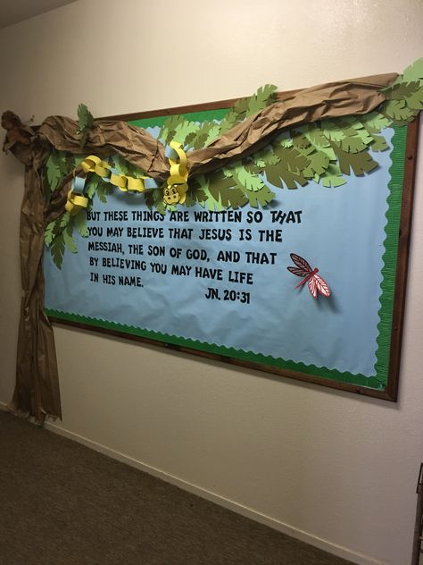 In the Wild VBS bulletin board with Jungle tree. Leaves, dragonfly cut with Cricut. Paper chain snake. Stuffed monkey. Paper Chain Snake, Hallway Door Ideas, In The Wild Vbs, Jesus Bulletin Boards, Christian Bulletin Boards, Stuffed Monkey, Winter Bulletin, Winter Bulletin Boards, Jungle Tree