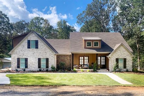 Exterior Ranch Remodel, Above Garage Apartment, Bonus Room Above Garage, Above The Fireplace, Room Above Garage, House Plans With Photos, American House Plans, Ranch Remodel, Garage Floor Plans