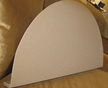 Crescent shaped board fits into the arched window above the roman blind Diy Arched Window Coverings, Crescent Window Covering, Arched Window Treatments Bedroom, Arch Window Covering Ideas, Bedroom Window Dressing, Half Circle Window, Arched Window Coverings, Window Coverings Bedroom, Arched Window Treatments