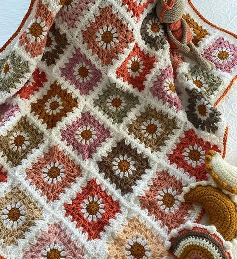 Toutes les publications • Instagram Crochet Blanket Autumn, Crochet Autumn Blanket, Autumn Blanket Crochet, Autumn Granny Squares, Granny Square Project, Easy Crochet Granny Square, Crochet Autumn, Crochet Granny Square Tutorial, Crochet Flower Blanket