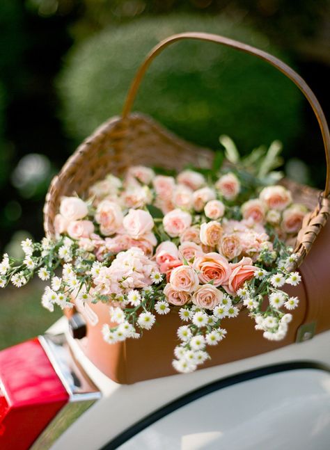 Basket Flowers, Basket Of Flowers, Romantic Roses, Rose Cottage, Southern Wedding, Flower Basket, Flowers Nature, Love Flowers, Rose Buds