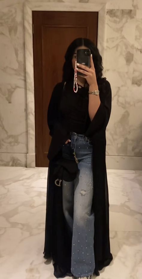 Khaliji Abaya Style, Ramadan Outfits Ideas 2024, Modern Arabian Outfits For Women, Abaya Work Outfit, Abaya With Jeans Outfit, Fashion Abaya Style, Abaya And Jeans Outfit, Abaya Inspo Aesthetic, Abaya Jeans Outfit