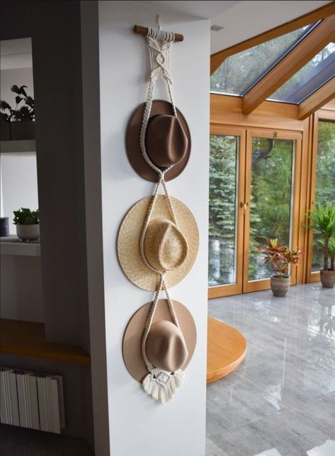 Macrame Hat Hanger, Macrame Hat, Simpul Makrame, Casa Country, Hat Hanger, Ideas Patio, Patio Decorating Ideas, Macrame Ideas, Patio Decorating