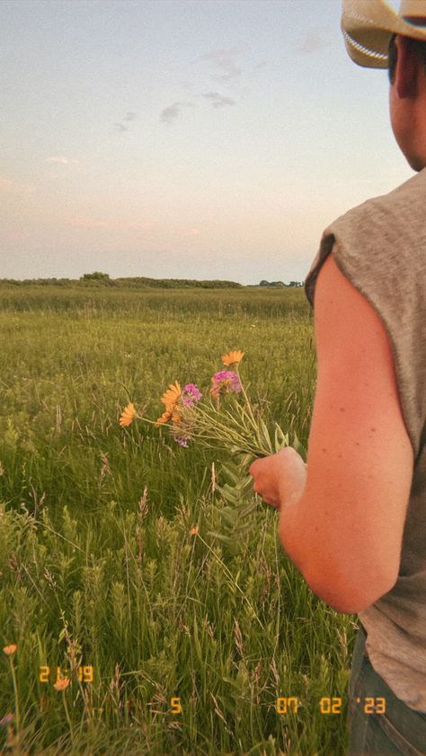 Summer Aesthetic Midwest, Summer Relationship Goals, Summer Relationship, Wildflowers Aesthetic, Midwest Aesthetic, Picking Wildflowers, Crunchy Life, 20s Outfit, Midwest Summer