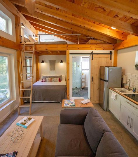 Honeycrisp Cottage in Southern Vermont: A 280 Square Foot Getaway Unique Home Builds, Tiny Timber Frame, Design Case Mici, Design Casa Piccola, Adu Ideas, Mountain Ideas, Cabin Build, Tiny Houses For Rent, Tiny House Interior Design