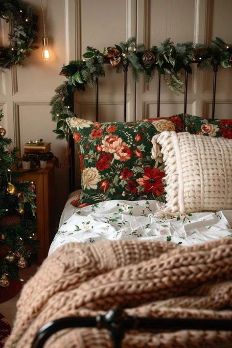 Elegant Bed Frames with a Christmas Theme Farmhouse Bedroom Christmas, Rustic Christmas Bedroom Decor, Cozy Christmas Bed, Aesthetic Christmas Bedrooms, Traditional Christmas Bedroom, Vintage Christmas Bedroom Decor, Christmas Bed Ideas, Vintage Christmas Bedroom, Kids Christmas Room Decor