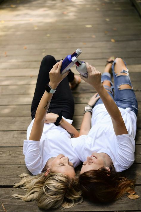 Best Friend Pictures Photo Shoots Beer, Best Friend Pictures Beer, Best Friend Pictures Drinking, Bestie Beer Photoshoot, Beer Best Friend Photoshoot, Drinking Photos Friends, Best Friend Photo Shoot Ideas Funny, Best Friend Photoshoot Ideas Funny, Best Friend 30th Birthday Photoshoot