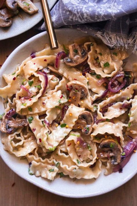 Caramelized Onion Pasta, Red Onion Gravy, Pasta With Mushrooms, Onion Pasta, Red Onion Recipes, Roasted Red Pepper Pasta, Caramelised Onion, Avocado Pasta, Butter Pasta