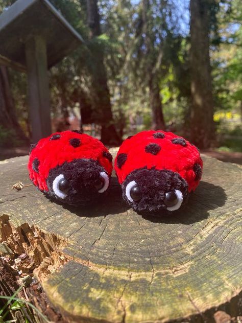 Ladybug Crochet Plushie Crochet toys patterns free amigurumi #crochettoyspatternsfreeamigurumi #crochet #crochettoy #crochetpattern #crochetpatterns 1.687 Toys Quotes, Ladybug Crochet, Diy Crochet Hook, Crochet Ladybug, Small Crochet Gifts, Crochet Valentine Patterns, Crochet Plushie, Crochet Cushion Cover, Crochet Bee