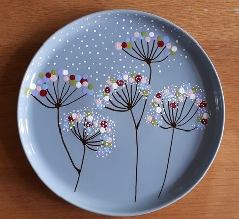 Plate Design Ideas Pottery Painting, Easy Ceramic Plate Painting Ideas, Painted Clay Plates, Paint A Plate Ideas Easy, Clay Cafe Painting Ideas Plates, Painted Pottery Ideas Easy, Easy Painting Pottery Ideas, Clay Cafe Painting Ideas Easy, Plate Painting Ideas Diy Easy