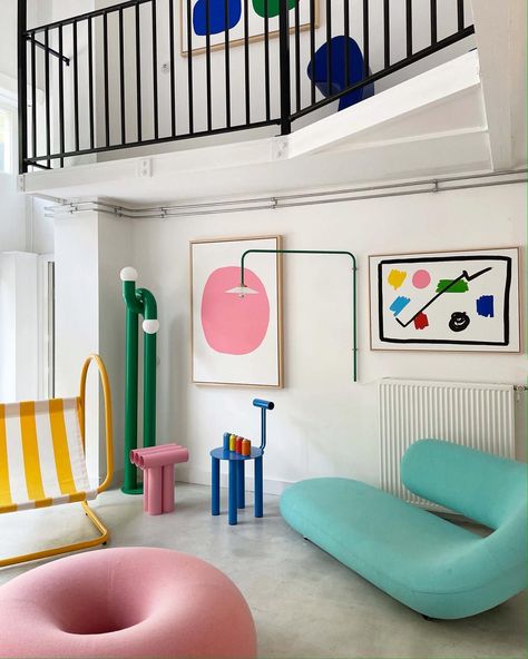 Pop Color Living Room, Pop Up Interior, Maximalist Furniture, Colour Pop Interior, 80s Furniture, Postmodern Interior Design, Colorful Studio, Colorful Apartment, Deco Retro