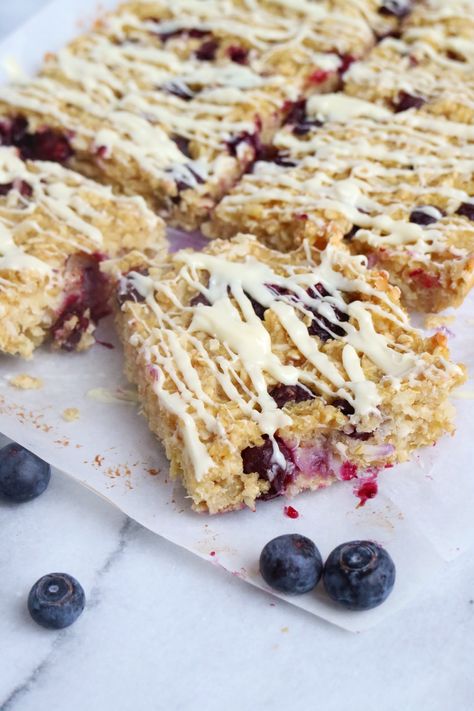 Blueberry Quinoa Breakfast Bars, Blueberry Quinoa, Quinoa Breakfast Bars, Breakfast Bars Healthy, Quinoa Breakfast, Nutrition Sportive, Sport Nutrition, Breakfast Bars, Breakfast On The Go