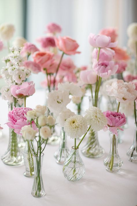 Pink flower compositions in small vases Peony Flower Table Decoration, Bud Vases With Pink Flowers, Pink Bud Vase Centerpiece, Pink Table Decorations Centerpieces, Wedding Peonies Decoration, Pink Peony Wedding Decor, Small Bud Vases Centerpiece, Small Pink Flower Arrangements, Pink Garden Bridal Shower Ideas