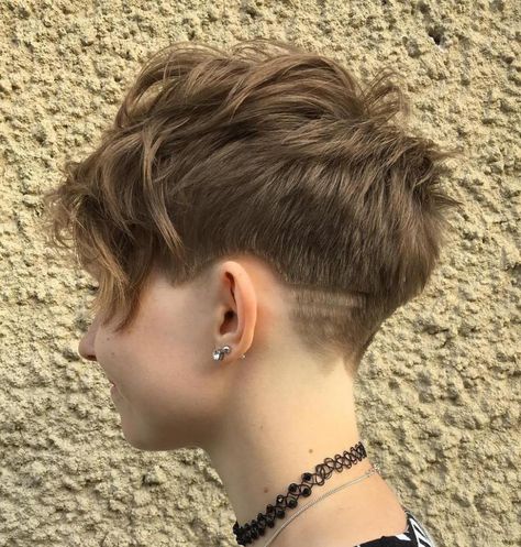 Layered Tapered Pixie Cut Wavy Pixie Cut, Kort Bob, Wavy Pixie, Hairstyle Examples, Longer Pixie Haircut, Try On Hairstyles, Trendy Short Haircuts, 짧은 머리, Blonde Bobs