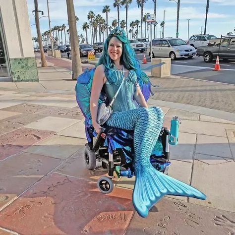 30 Times People With Disabilities Nailed Their Halloween Costumes Wheelchair Cosplay, Halloween Gate, R2d2 Costume, Wheelchair Costumes, Latitude Festival, 2023 Ideas, Savage Texts, New Halloween Costumes, Glitch In The Matrix