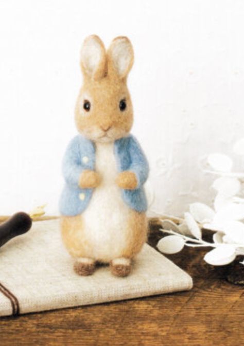 Adorable peter rabbit needle felt, This is precious!! Needle Felted Cute Animals, Felt Peter Rabbit, Easter Needle Felting, Needle Felt Rabbit, Easter Needle Felting Ideas, Needle Felted Rabbit, Needle Felt Crafts, Peter Rabbit Diy, Needle Felt Bunny