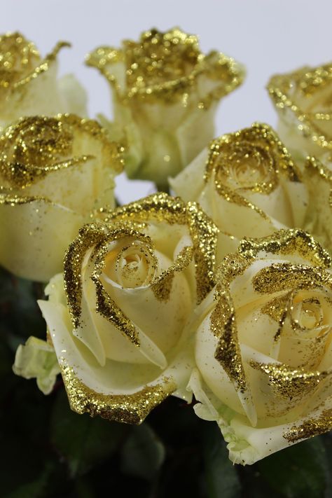 Glitter rozenVandaag besteld dan staan ze nog tot volgend jaarbloemist dutchroses highqualityroses boeket qualityroses flowers bouquet loveroses flowerstagram rose flowerboutique rosebouquet roseflower glitter rozennl glitterroses roos rozen roses Golden Flower Bouquet, Golden Wedding Bouquet, Glitter Flower Bouquet, Glitter Roses Bouquet, Golden Hour Party, Wakanda Wedding, Gold Rose Flower, Prom Bouquet, Rose Gold Aesthetic