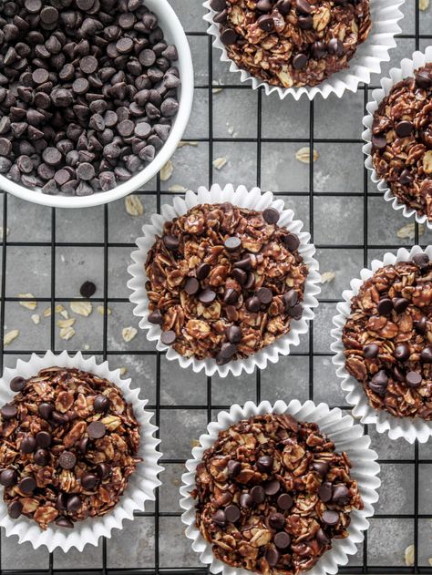 Chocolate Oat Cups - Eats Delightful Chocolate Oat Cups, Oat Cups, Best Snacks, Chocolate Oats, Honey Oatmeal, Baked Oats, Mini Chocolate Chips, Sweet Breakfast, Vegetarian Chocolate