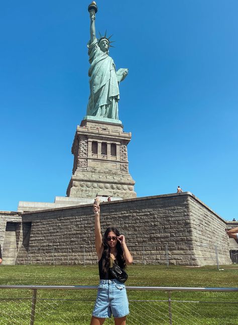 Statue Of Liberty Poses Ideas, Statue Of Liberty Picture Poses, Statue Of Liberty Picture Ideas, Statue Of Liberty Photo Ideas, Statue Of Liberty Outfit, New York Instagram Pictures, Central Park Winter, Nyc Pics, New York City Pictures