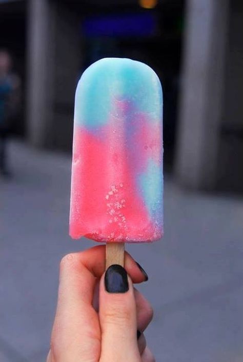 Pink & Blue Ice Cream Tumblr, Candy Popsicles, Ice Cream Popsicle, I'm Fat, Jazmin Bean, Frozen Snack, Milk Shakes, Ice Lolly, Popsicle Recipes