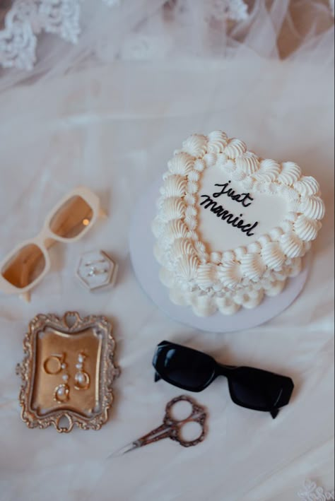 Wedding Cake Asthetic Picture, Polaroid On Wedding Cake, Mini Elopement Cake, Vintage Cake Aesthetic Wedding, Elopement Cake Photos, Just Married Mini Cake, Just Married Wedding Cake, Vintage Just Married Cake, Polaroid Wedding Cake Topper