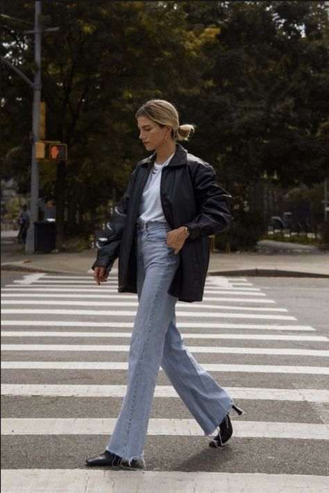 Leather Jacket Outfit Winter, Womens Leather Jacket Outfit, Leather Jacket Street Style, Tourist Outfit, Black Leather Jacket Outfit, Straight Legged Jeans, Oversized Leather Jacket, Winter Jacket Outfits, Turtleneck Women