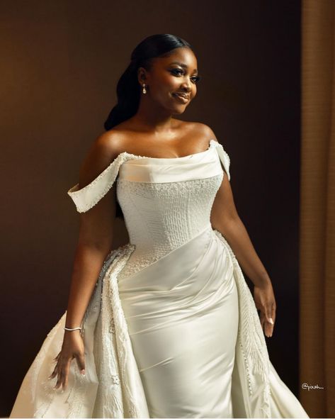 Nigerian Engagement Outfits, Ghana Bride, Corset Wedding Gown, Engagement Themes, Simple Elegant Wedding Dress, Glam Wedding Dress, Plus Wedding Dresses, Bride Dress Simple, Timeless Wedding Dress