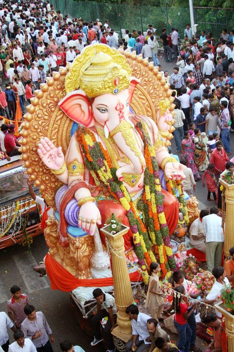 24 Stunning Photos From India's Ganesh Chaturthi Festival Indian Festival, Shree Ganesh, Festival Photography, Ganpati Decoration Design, Festivals Of India, India Colors, Ganpati Bappa, Festivals Around The World, South India